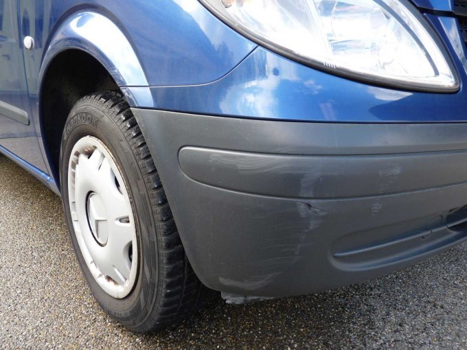 Streifschaden Stoßfänger und Radlauf vorne rechts