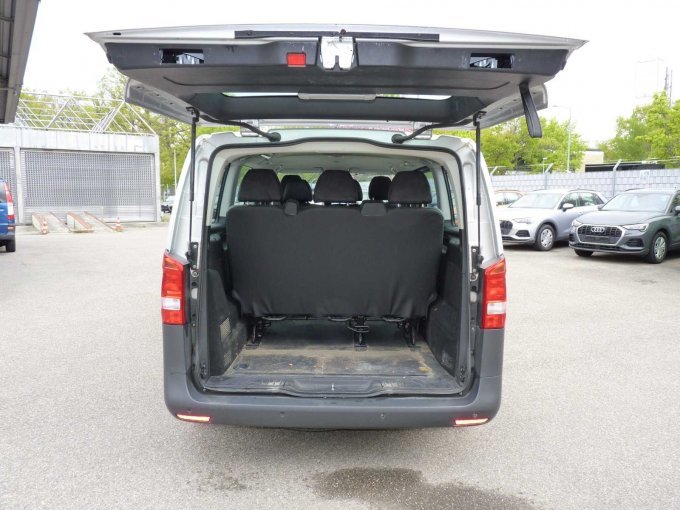 Ansicht von hinten, Heckklappe geöffnet Blick in Fond