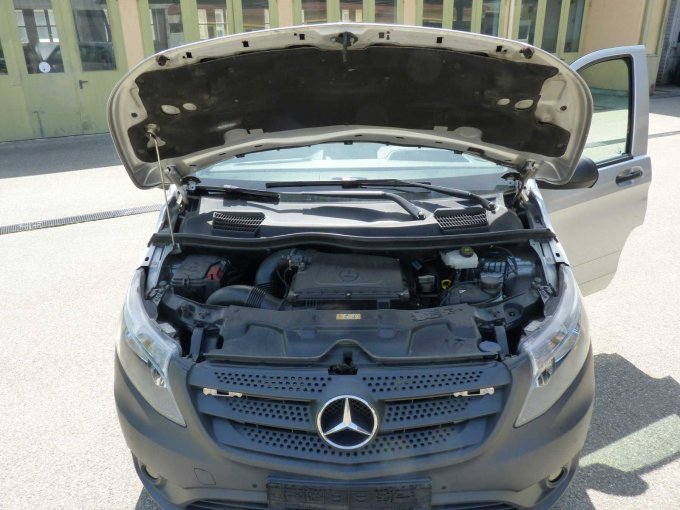 Ansicht von vorne mit Motorhaube offen