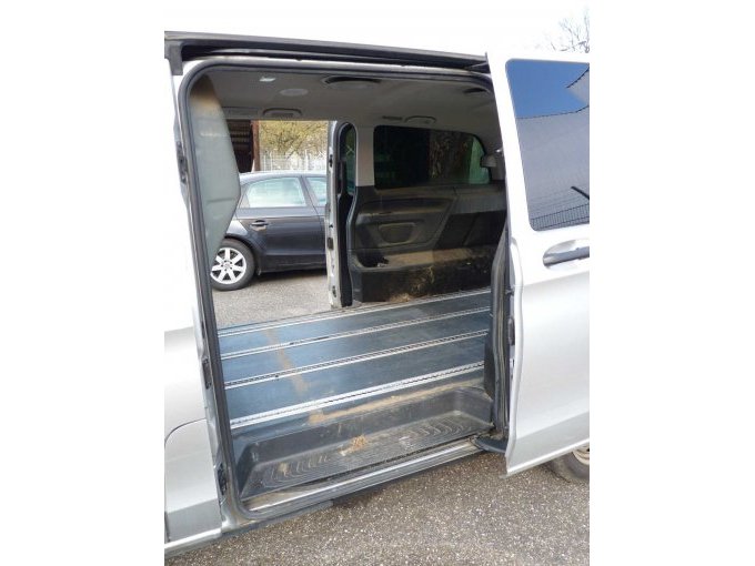 Schiebetüre links geöffnet, Blick in Fond