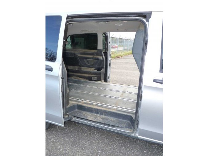 Schiebetüre rechts geöffnet Blick in Fond