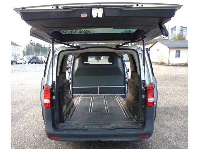 Heckdeckel geöffnet, Blick in Fond