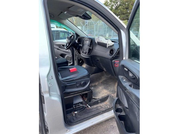 1 Mercedes-Benz MB Vito Tourer 116 CDI RWD kompakt Pro (639/2 447) *Unfallschaden* – foto 12 – kavel bij Zoll-Auktion, Stuttgart
