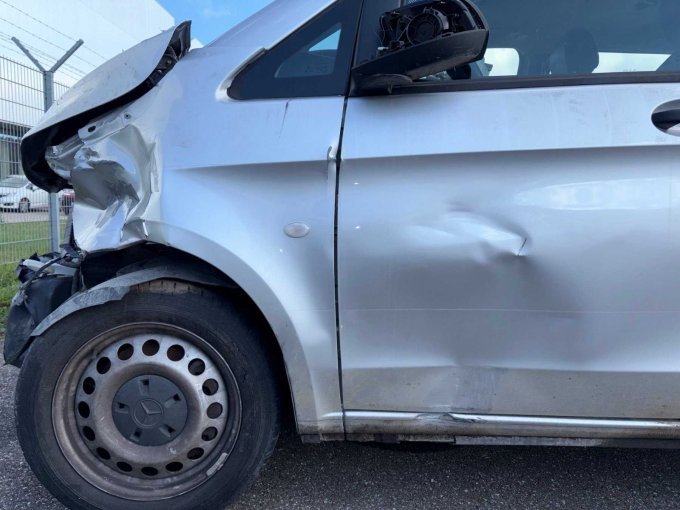 1 Mercedes-Benz MB Vito Tourer 116 CDI RWD kompakt Pro (639/2 447) *Unfallschaden* – foto 16 – kavel bij Zoll-Auktion, Stuttgart