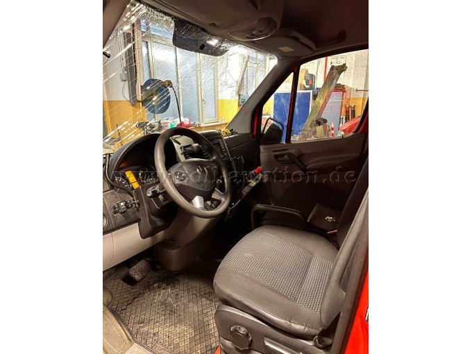 Innenraum inkl. defekter Glasscheibe