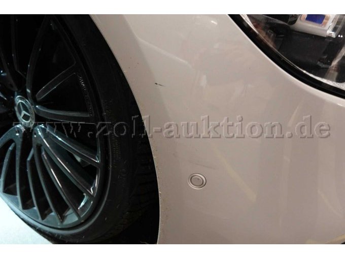 Beschädigte Folierung vorne rechts