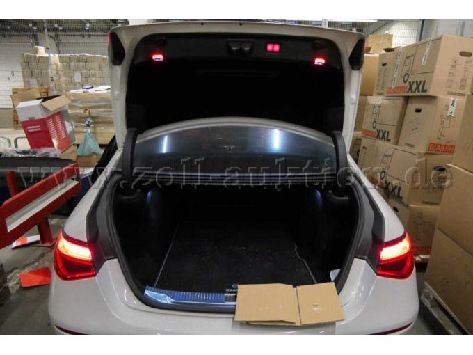 Heckansicht mit geöffnetem Kofferraum