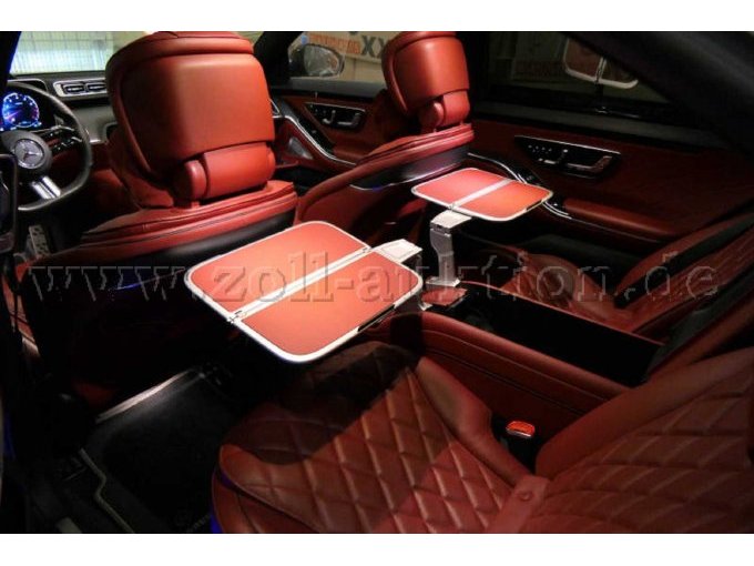 Rücksitzbank mit ausgeklappten Tischen