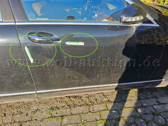 Tür vorne rechts verschrammt