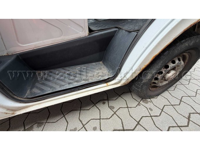 M-Benz Sprinter Detailansicht Schaden Schweller rechts