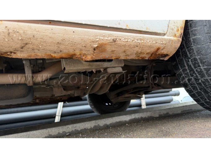 M-Benz Sprinter Detailansicht Schaden Schweller rechts