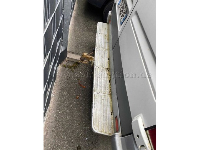 Detailbild Anhängerkupplung und Auftritt