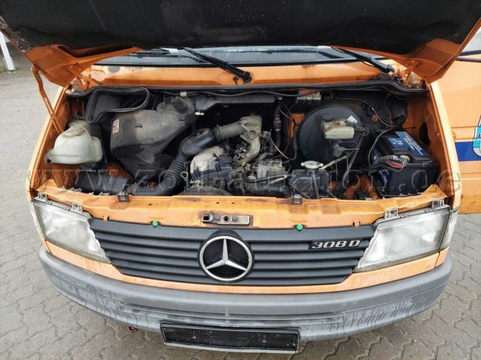 geöffnete Motorklappe