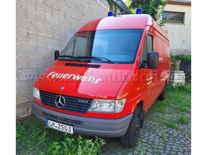 Vorderansicht auf ein rotes Feuerwehrfahrzeug mit der Aufschrift "Feuerwehr" und dem Rufnamen "2-63" mit Nummernschild