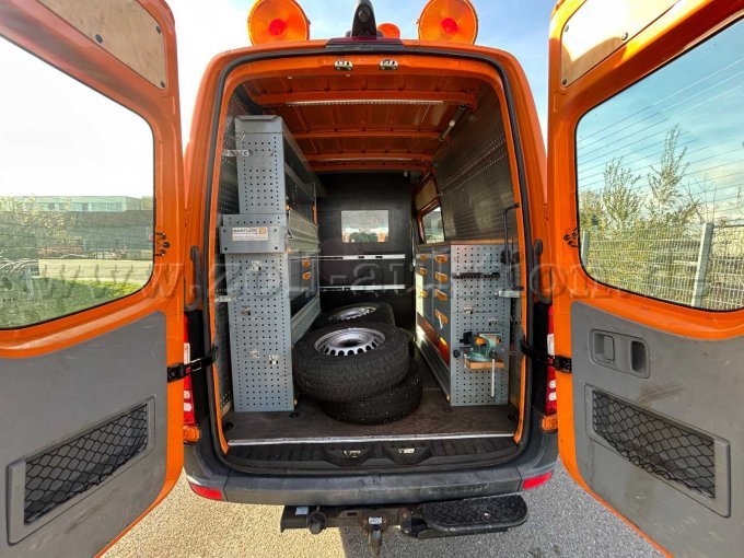 Fahrzeuginnenraaum durch Hecktüren