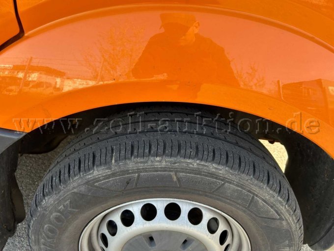 Bereifung auf Stahlfelge mit leichten Steinschlägen am Radkasten