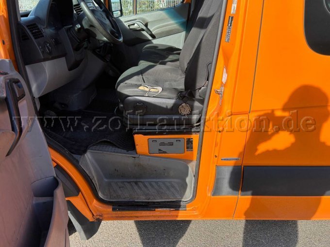 Einstieg - Fahrertüre mit Rostansatz Schweller und Gebrauchsspuren