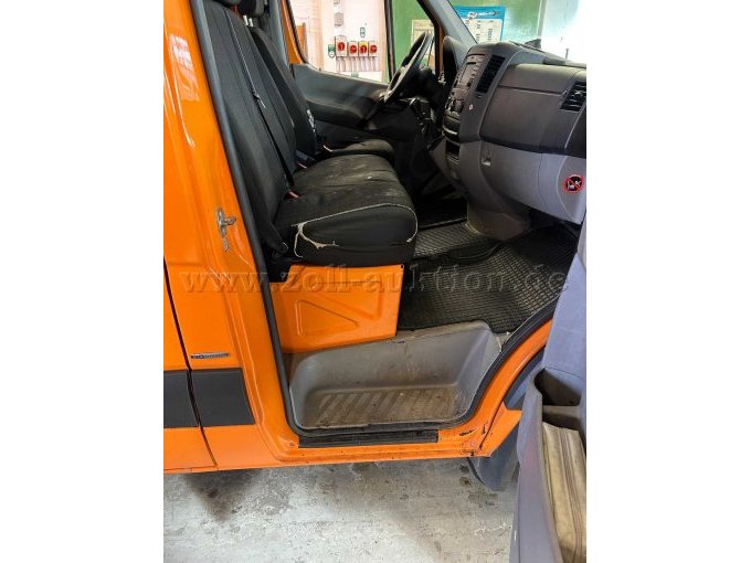 Einstieg und Innenraum von der Beifahrertüre