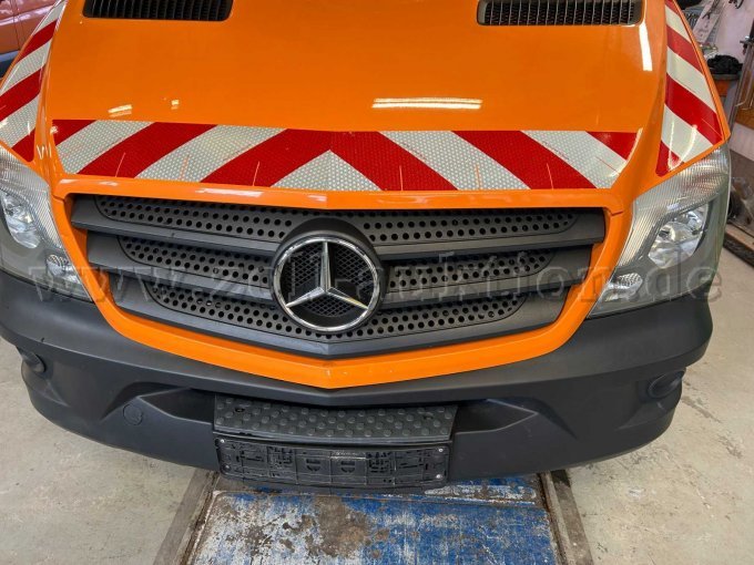 Beschädigung an der Fahrzeugfront