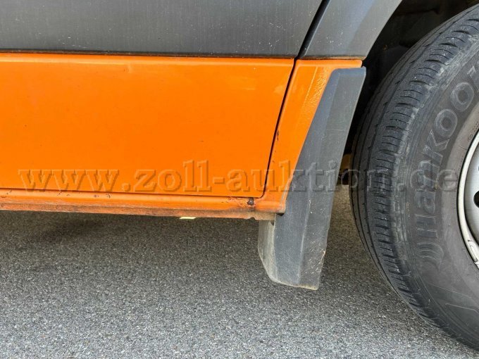 Schweller mit Rostansatz vorne rechts