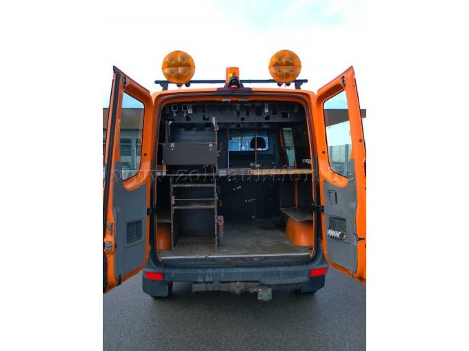 Fahrzeuginnenraum von hinten mit Einbau