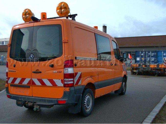 Fahrzeug hinten rechts mit Beschädigung der Seitenwand