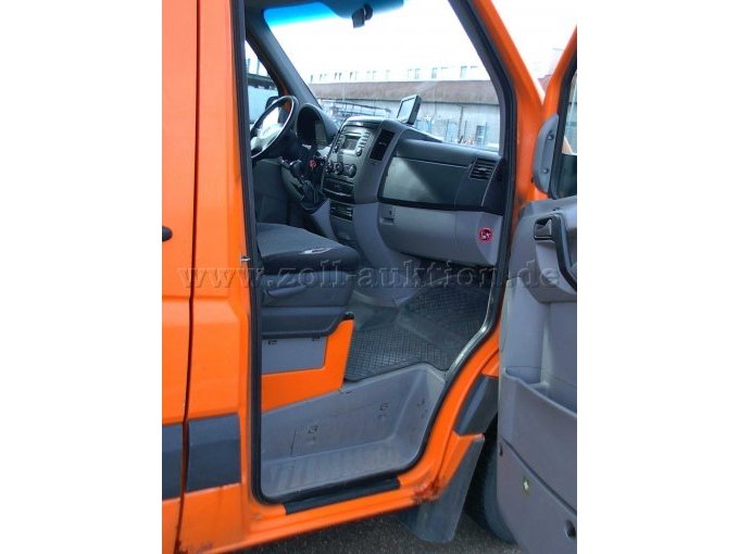 Fahrzeuginnenraum durch Beifahrertüre