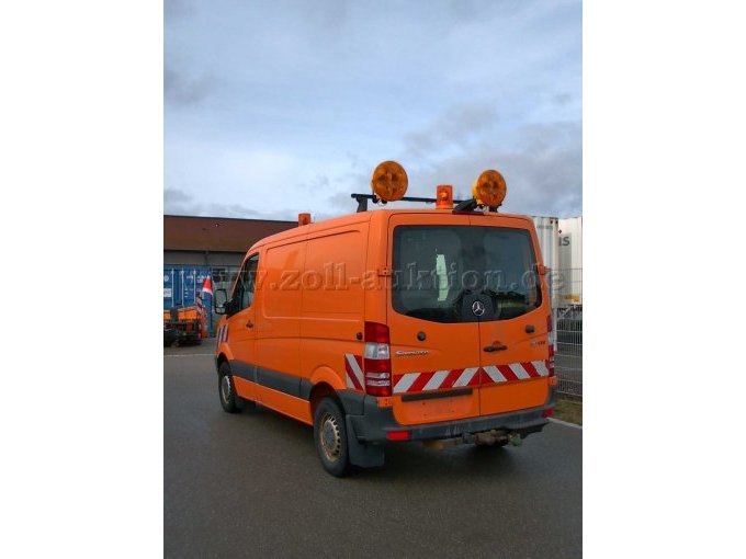 Fahrzeug hinten mit Dachblitzer