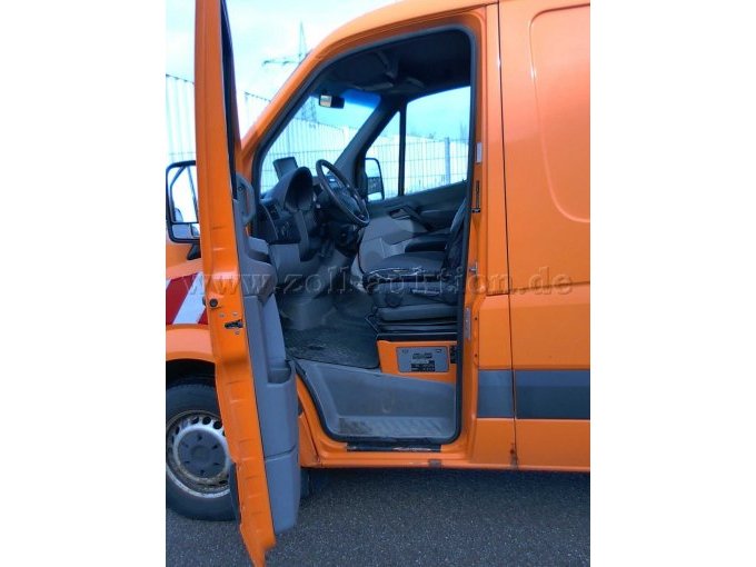 Fahrzeuginnenraum durch Fahrertüre