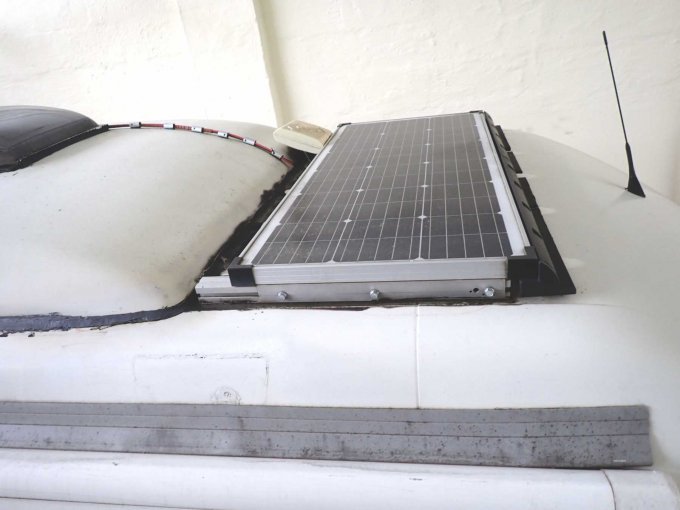 verbautes Solarmodul auf dem Dach im vorderen Bereich
