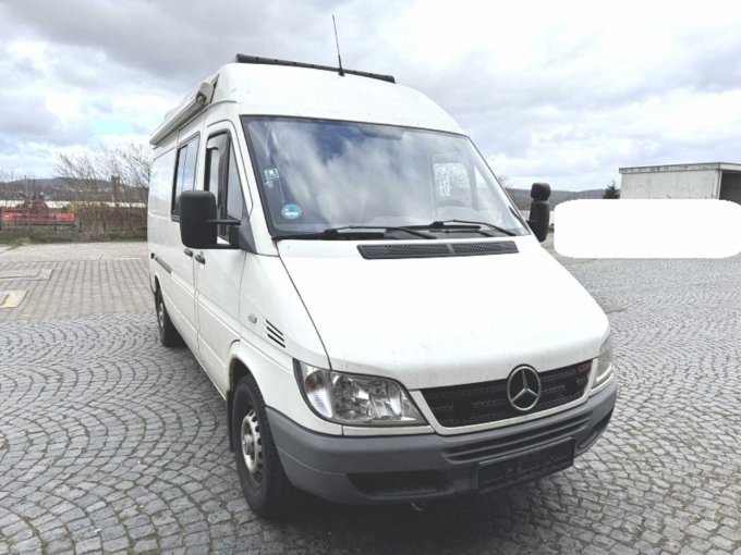 Mercedes-Sprinter seitlich mit eingezogener Markise