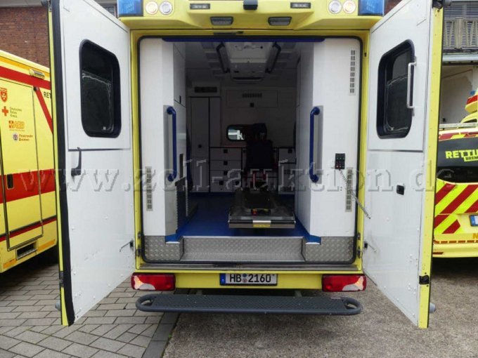 Ansicht hinten mit geöffnetem Kofferraum