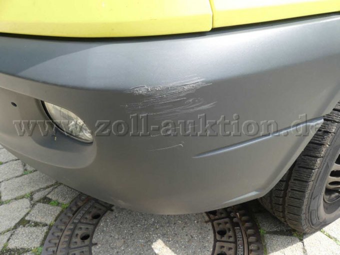 Stoßfänger vorne links leichte Kratzer