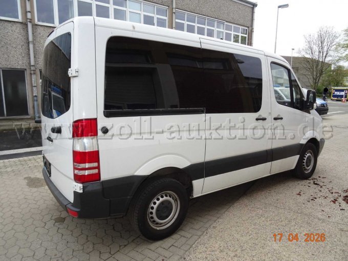 seitlich rechts hinten