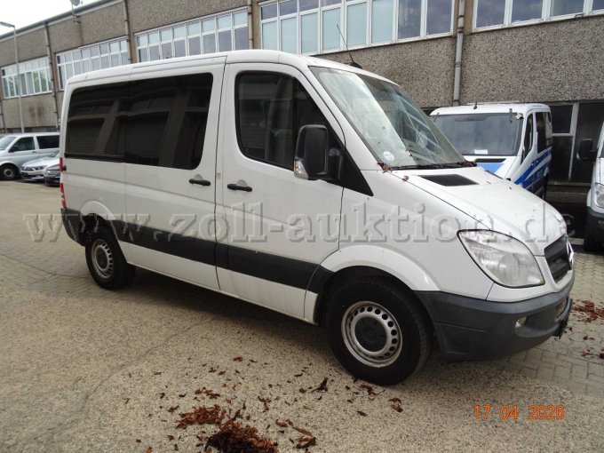 seitlich rechts vorn