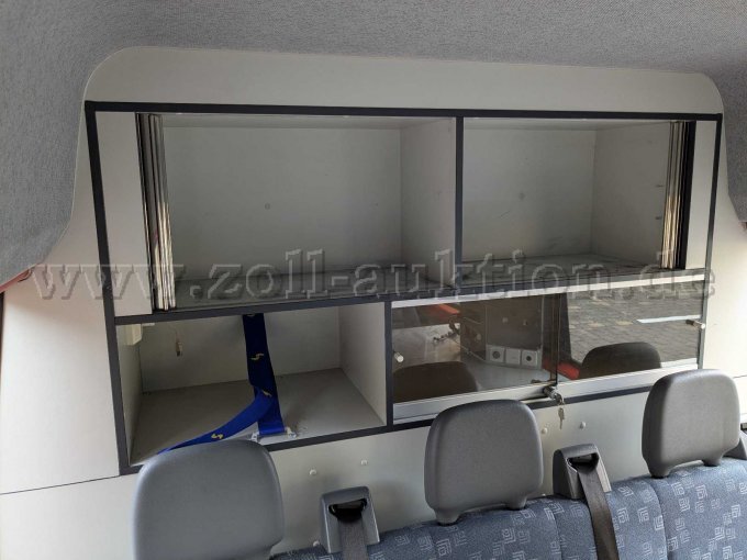 Staufächer innen mit geöffneten Rolladen