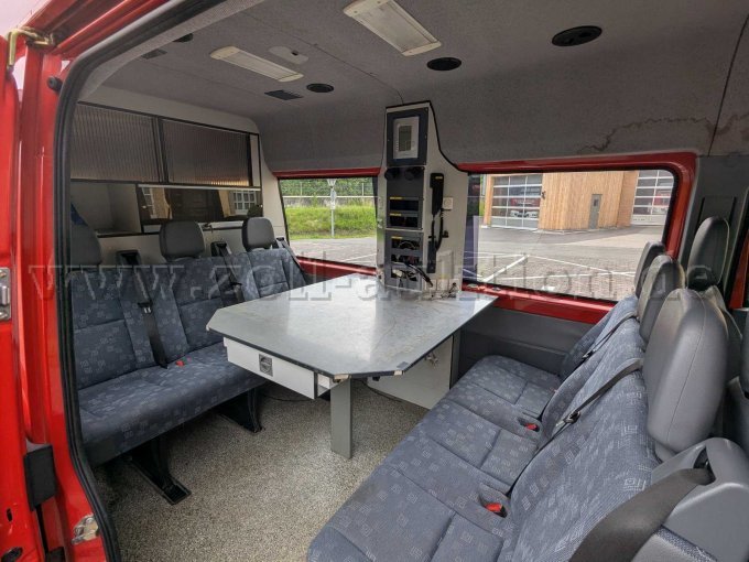 gesamter Innenraum mit Arbeitstisch