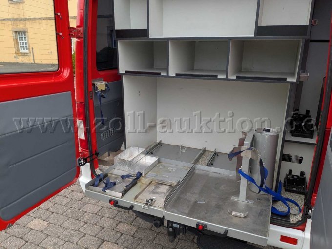 Heck mit Auszügen u. Staufächern