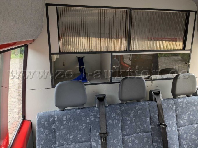 Staufächer innen mit Rolladen verschlossen