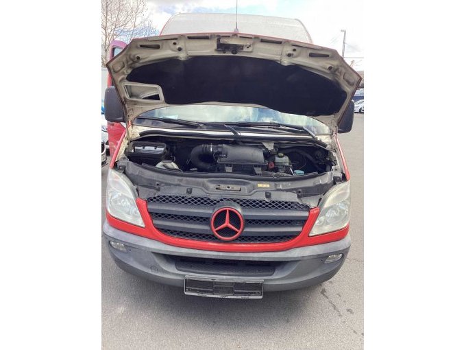 Ansicht Motorraum mit offener Vorderwagenklappe