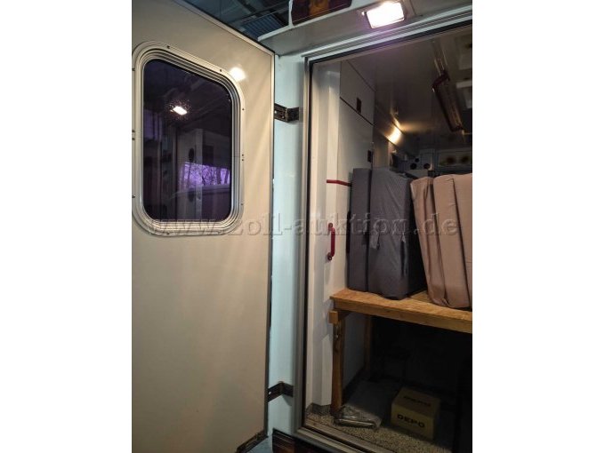 Tür am Heck geöffnet links