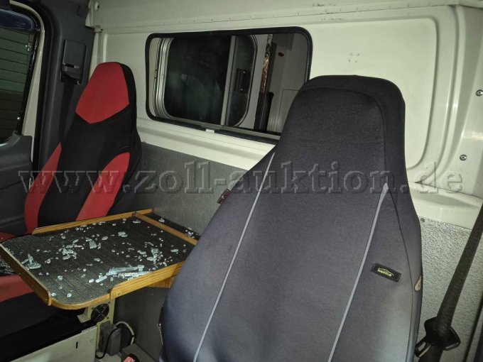 Fahrersitz Durchreiche zur Wohnkabine Ablagetisch