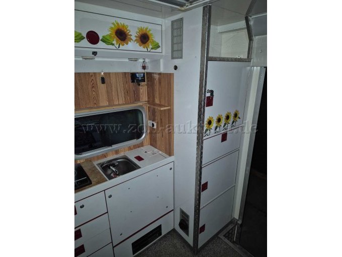 Innenraum Küchenzeile rechts mit Schrank und Seiteneingang