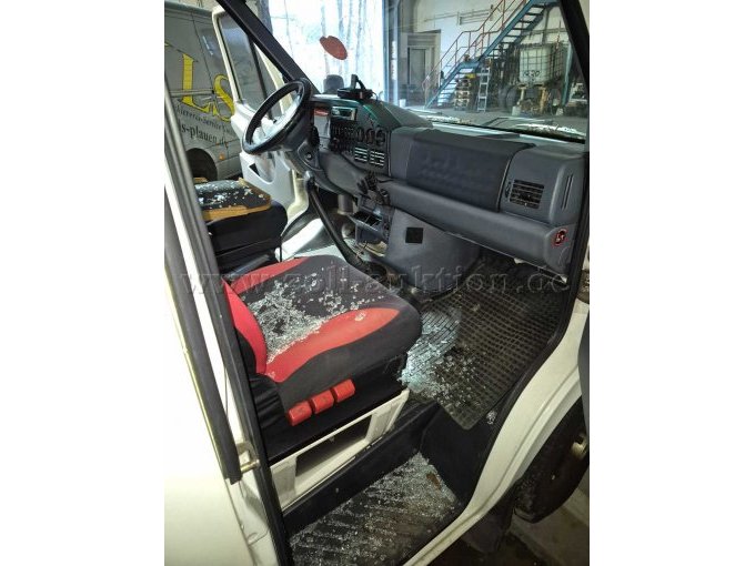 Fahrerkabine Beifahrerseite Tür geöffnet Scherben der eingeschlagenen Seitenscheibe im gesamten Innenraum