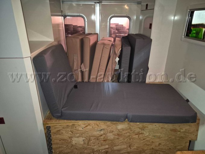 Innenraum Schlafplatz klappbar nebst Matratzen