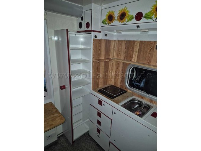 Innenraum Küchenzeile mit Apothekerschrank