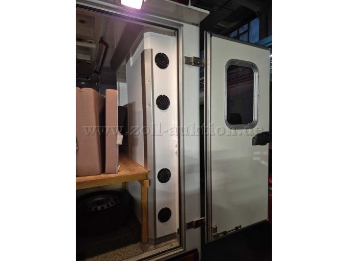 Tür am Heck geöffnet rechts