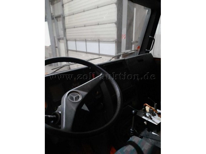 Innenraum mit Frontscheibe und Lenkrad