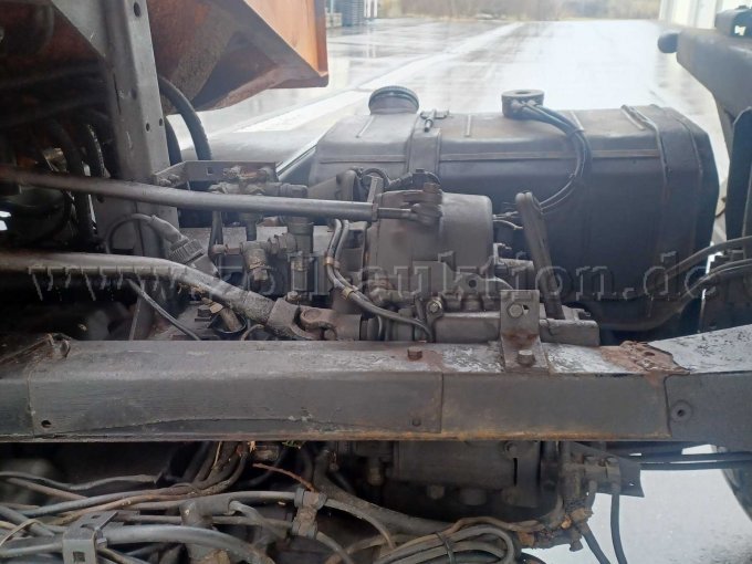 Sicht auf Motor und Tank