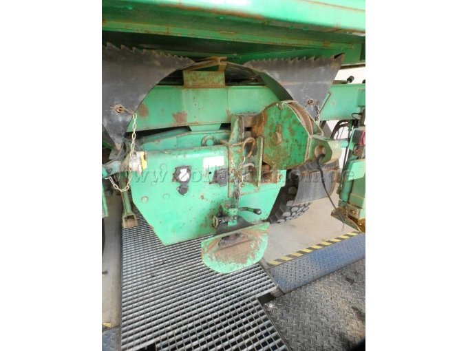 Heck mit Seilwinde und Bolzenkupplung